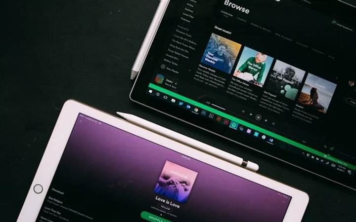 Music Streaming: How Digital Platforms Changed Listening
