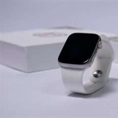 Smartwatches vs Traditional Watches: Which One Should You Wear?