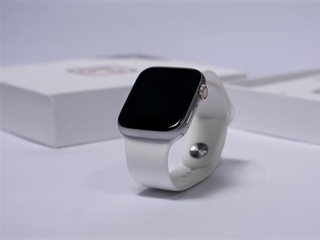 Smartwatches vs Traditional Watches: Which One Should You Wear?