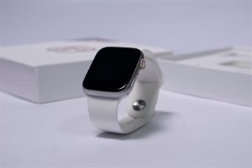 Smartwatches vs Traditional Watches: Which One Should You Wear?