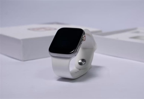 Smartwatches vs Traditional Watches: Which One Should You Wear?