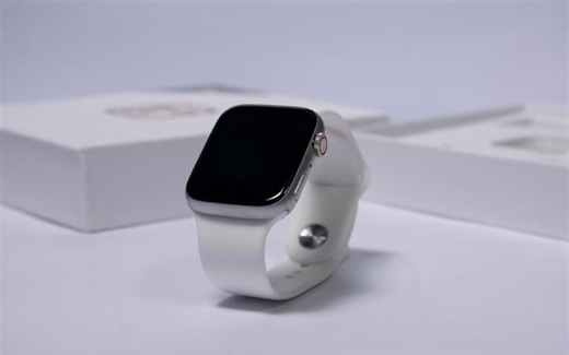 Smartwatches vs Traditional Watches: Which One Should You Wear?