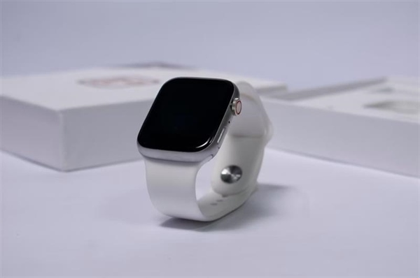 Smartwatches vs Traditional Watches: Which One Should You Wear?