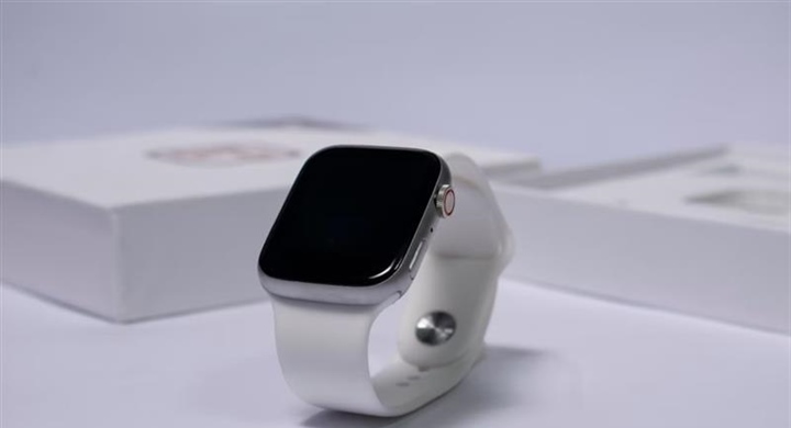 Smartwatches vs Traditional Watches: Which One Should You Wear?