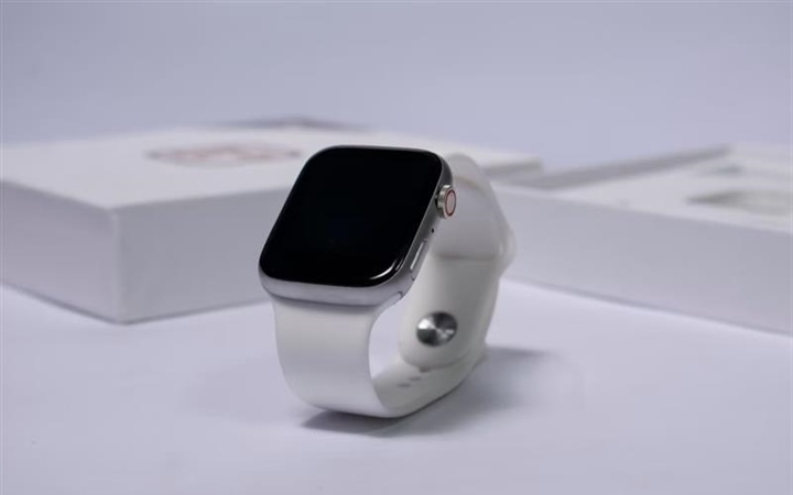 Smartwatches vs Traditional Watches: Which One Should You Wear?