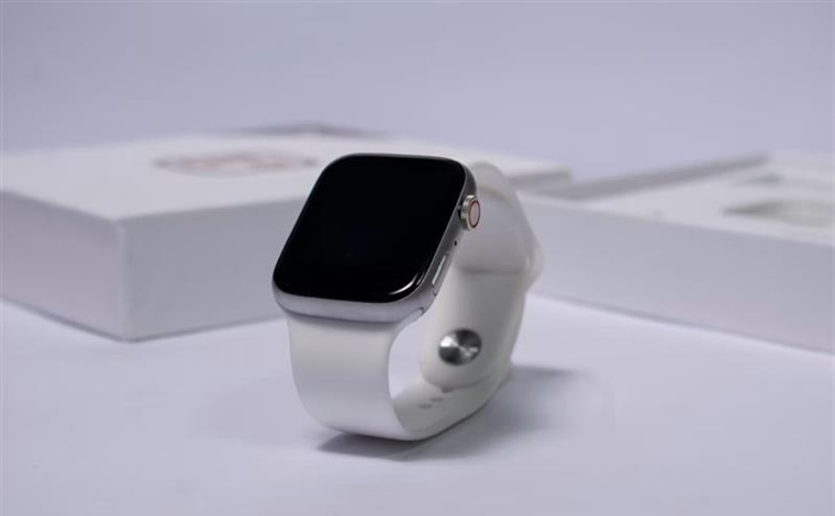 Smartwatches vs Traditional Watches: Which One Should You Wear?